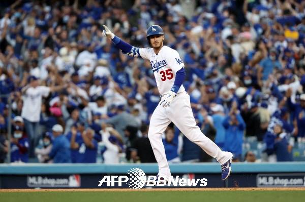 동점 3점홈런을 치고 환호하는 코디 벨린저. ⓒAFPBBNews = News1