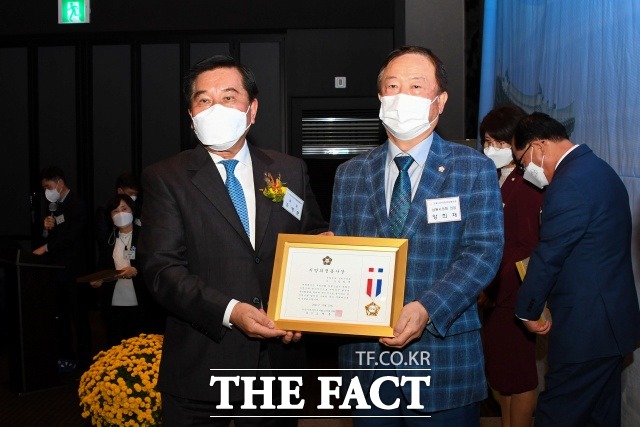 양희재 전북 남원시의회 의장이 지난 19일 전국시군자치구의회의장협의회가 수여하는 '지방의정봉사상'을 수상했다. /남원시의회 제공
