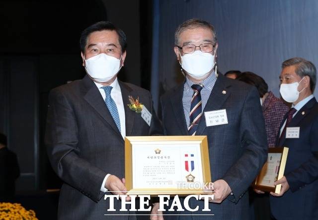 전북 임실군의회 진남근 의장이 지난 19일 전주 그랜드 힐스턴 호텔에서 개최된 전국시군자치구의회의장협의회 시도대표회의에서 '지방의정봉사상'을 수상하는 영예를 안았다. /임실군의회 제공