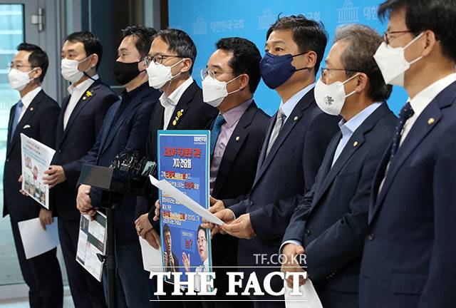 더불어민주당 법제사법위원회·고발사주 진상규명 TF 소속 의원들이 20일 국회 소통관에서 긴급 기자회견을 열고 고발사주 의혹 제보자 조성은 씨와 김웅 의원의 통화 녹취록 내용과 관련한 입장을 발표한 뒤 취재진과 대화하고 있다. 이들은 "검찰과 국민의힘 모두 국기문란 수준의 위중한 범죄에 대해 법적 책임을 져야 할 것"이라고 주장했다. /국회=남윤호 기자