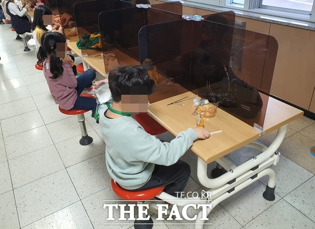 학교 비정규직 노동자들이 20일 총파업에 나서면서 대전 한 초등학교 학생들에게 학교급식 대신 빵과 음료가 제공됐다. / 대전 = 김성서 기자
