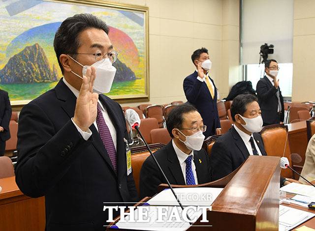 20일 서울 여의도 국회에서 열린 정무위원회 국정감사에서 증인으로 출석한 강한승 쿠팡 대표이사, 박강수 골프존 대표이사, 유영상 SK텔레콤 MNO사업대표(왼쪽부터)가 증인선서를 하고 있다. /국회=남윤호 기자