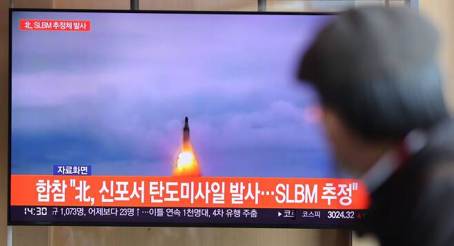 19일 오후 서울역 대합실에 설치된 모니터에서 북한의 단거리 탄도미사일 발사 관련 뉴스가 나오고 있다. /연합뉴스