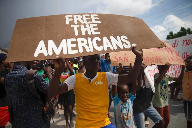 19일(현지 시각) 아이티 시민들이 납치된 미국 선교사들을 풀어줄 것을 요구하며 시위를 하고 있다./AP 연합뉴스