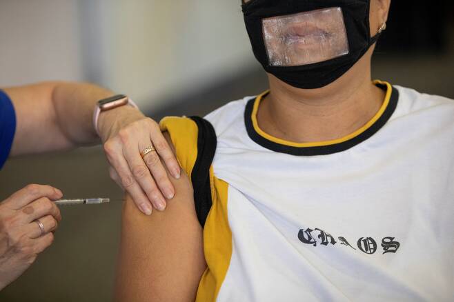 지난달 미 미시간주에서 한 시민이 백신 부스터샷을 접종하고 있다./로이터 연합뉴스