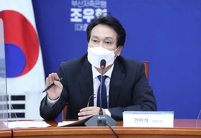 19일 서울 여의도 국회에서 열린 더불어민주당 '화천대유 토건비리 진상규명' TF 회의에서 안민석 의원이 발언하고 있다. /뉴시스