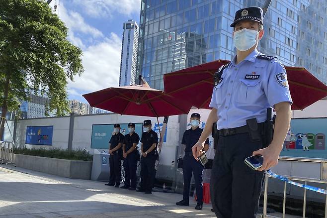 2021년 9월 23일 헝다그룹 광둥성 선전 본사 앞에 공안과 경비원들이 배치돼 있는 모습. /연합뉴스