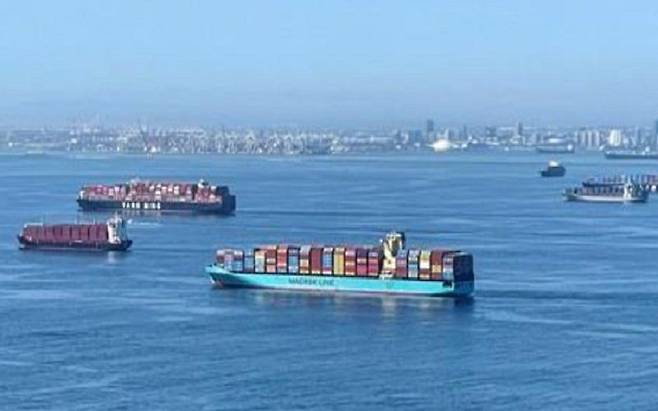 미국 로스앤젤레스(LA) 항과 롱비치 항에 화물을 내리기 위해 대기 중인 컨테이너선. /로이터 연합뉴스