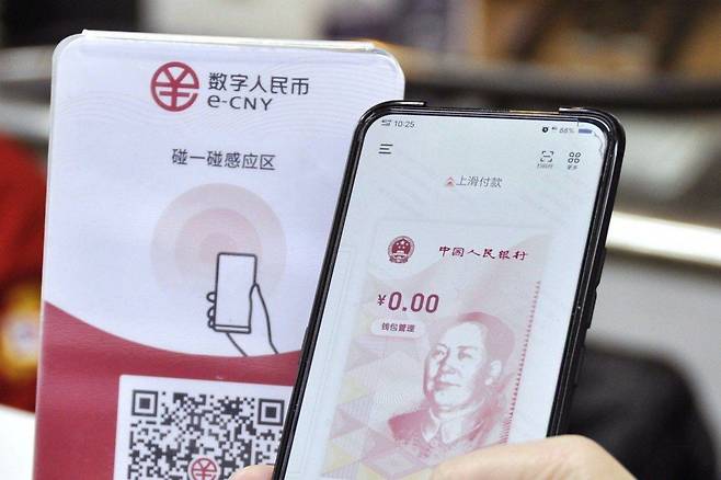 중국 인민은행은 지난해부터 중앙은행 디지화폐(CBDC)인 '디지털 위안' 시범사업을 진행하고 있다. /로이터 연합뉴스
