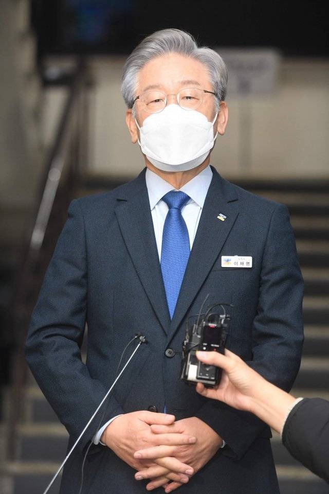 이재명 경기도지사가 20일 경기도 수원시 팔달구 경기도청에서 열린 국회 국토교통위원회의 경기도에 대한 국정감사를 마치고 취재진의 질문에 답하고 있다. 2021.10.20 사진공동취재단