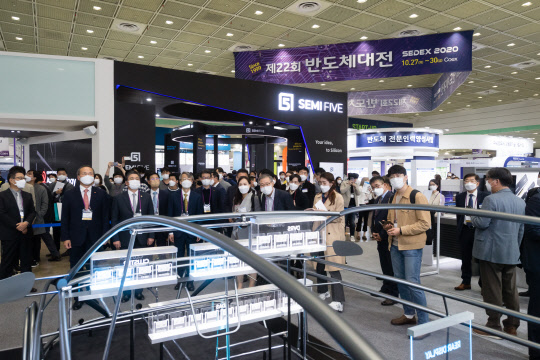 작년 10월 서울 삼성동 코엑스에서 열린 제22회 반도체대전에서 주요 내·외빈들이 전시제품을 관람하고 있다. <한국반도체산업협회 제공>