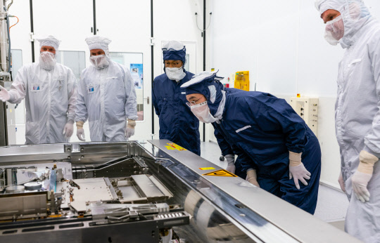 이재용 삼성전자 부회장이 지난해 9월 13일(현지시간) 네덜란드 에인트호번에 위치한 ASML 본사를 찾아 파운드리(반도체 위탁생산) 핵심 공정인 EUV(극자외선) 장비를 살펴보고 있다. <삼성전자 제공>