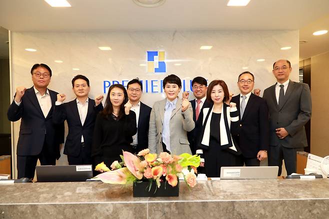 NH투자증권은 20일 초고액자산가를 대상으로 하는 가문 자산관리 서비스 프리미어블루 패밀리 오피스를 출시했다고 밝혔다. NH투자증권 프리미어블루 강북센터 직원들이 기념촬영을 하고 있다.<사진=NH투자증권>