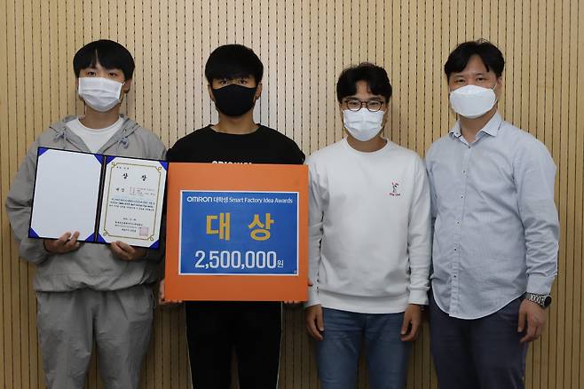 한국폴리텍대학 로봇캠퍼스 RBRV팀은 2021 오므론 대학생 스마트팩토리 아이디어 어워즈에서 대상을 수상했다. 왼쪽부터 배종석, 김동현, 서필원씨와 김현돈 지도교수.