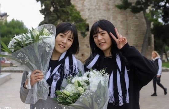배구선수 이재영·이다영 쌍둥이 자매가 그리스 테살로니키에 도착한 뒤 기념사진을 찍고 있다. PAOK 구단 인스타그램 캡처