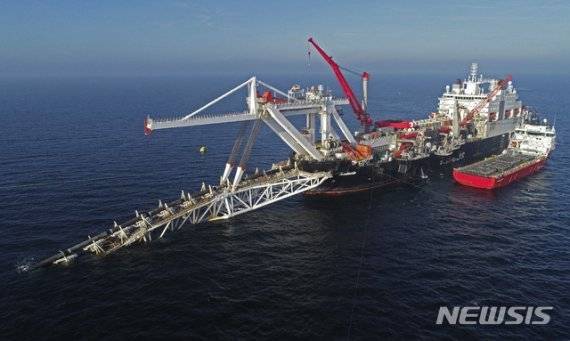 18일(현지시각) 파이낸셜타임스(FT)는 러시아 국영 에너지 기업 가즈프롬이 다음 달 우크라이나를 관통해 유럽으로 가는 천연가스 공급량을 동결하기로 결정했다고 보도했다. 2018년 11월 발틱해 근해에서 선박이 노르트스트림2 가스 파이프라인 해저공사를 하고 있다.? /사진=뉴시스