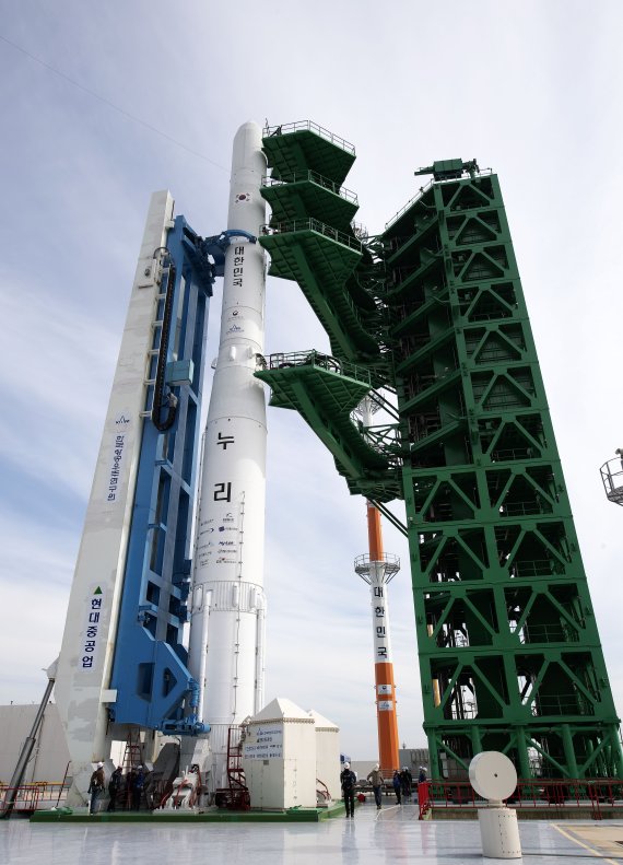 한국형 우주발사체 '누리호'가 발사 하루전인 20일 전남 고흥 나로우주센터 제2발사대에 세워져 있다. 한국항공우주연구원 제공