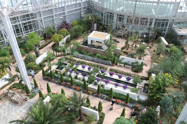 지중해온실 전망대에서 보면 알람브라 궁전 모양의 정원이 한눈에 보인다.