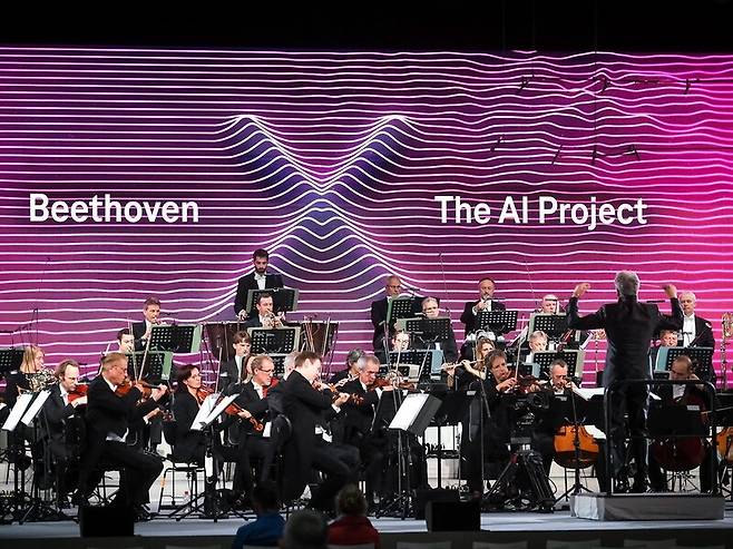 인공지능이 작곡한 ‘교향곡 10번’을 초연하는 본베토벤오스케스트라. 디르크 카프탄의 지휘 아래 18가지의 악기와 57명의 연주자가 무대에 올랐다. 도이체텔레콤 제공