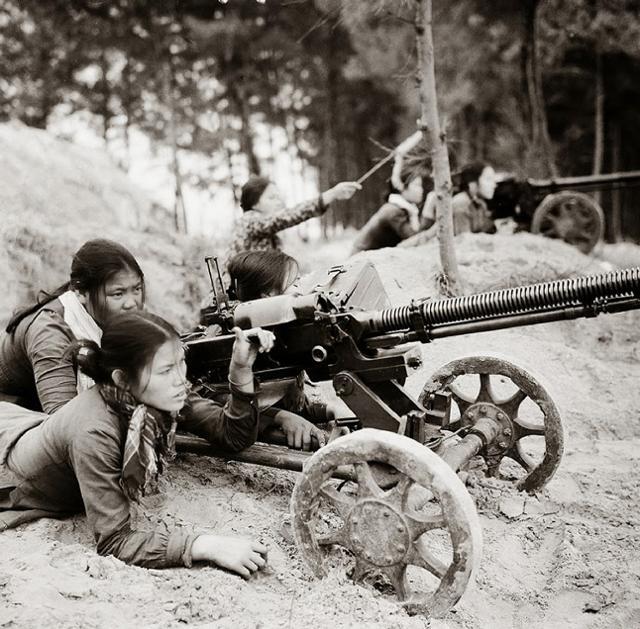 중기관총으로 전장에 나선 1967년의 북베트남 여성 전사들. flickr 사진