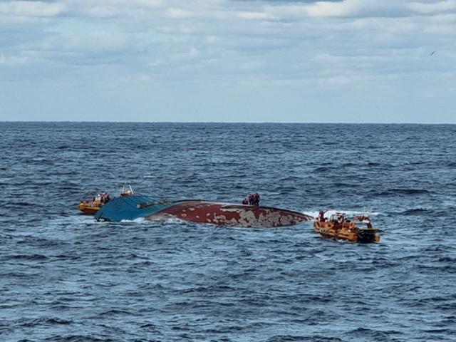 해경이 20일 0시 5분께 전북 군산시 어청도 인근 해상에서 전복된 중국어선 A호의 실종자를 수색하고 있다. 이 사고로 어선에 타고 있던 15명 중 13명이 구조됐으나 4명이 숨졌다. 군산해양경찰서 제공