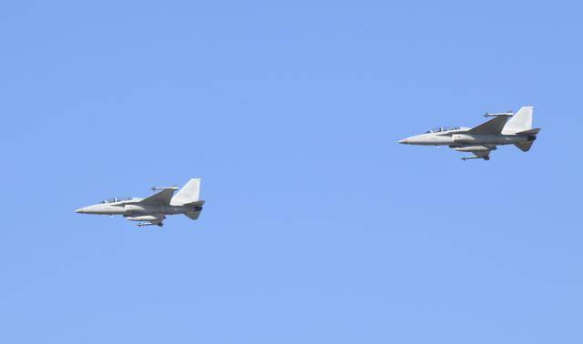 문재인 대통령이 20일 2021 서울 국제 항공우주 및 방위산업 전시회 기념식이 열린 경기도 성남시 서울공항에서 FA-50 경공격기(앞쪽)에 탑승해 서울공항 상공을 비행하고 있다. 성남=왕태석 선임기자