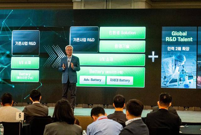 김준 SK이노베이션 총괄 사장이 2일(현지시간) 미국 샌프란시스코에서 열린 '글로벌 포럼'에서 회사의 미래 비전 등을 소개하고 있다. SK이노베이션 제공