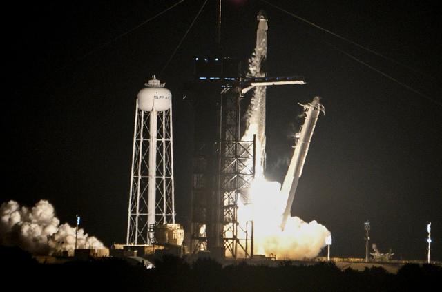 지난달 15일 플로리다주 케네디 우주센터에서 스페이스X의 우주선 캡슐 '크루 드래건'을 실은 팰컨9 로켓이 발사되고 있다. 케이프 커내버럴=AP 연합뉴스