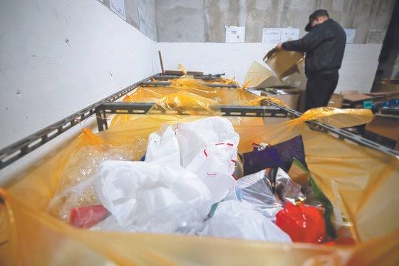 19일 서울의 한 아파트 단지에서 경비원이 재활용품 분리배출 업무를 하고 있다. [뉴스1]
