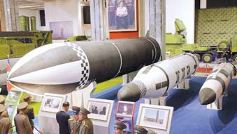 북한이 11일 국방발전전람회에서 잠수함발사탄도미사일(SLBM·오른쪽)을 전시했다. 오른쪽 작은 미사일이 19일 발사한 신형SLBM으로 추정된다. [조선중앙통신 캡처]