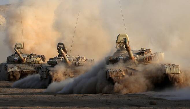 러시아산 T-72 탱크들이 19일(현지시각) 아프간 국경에 인접한 타지키스탄 하르브-마이돈 훈련장에서 열린 CSTO 합동 군사훈련에서 기동하고 있다. TASS=연합뉴스