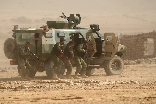 이번 훈련에선 국제 무장테러 세력이 야기할 수 있는 국경지역 분쟁의 차단에 주안점이 두어진다. 지난 8월 집권한 아프가니스탄 탈레반 정권과의 군사 충돌에 대비한 훈련이다. TASS=연합뉴스