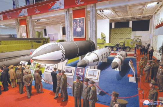 북한이 노동당 창건 76주년을 맞아 지난 11일 국방발전전람회 '자위-2021'을 3대혁명전시관에서 열었다. 오른쪽 미사일이 19일 북한이 시험발사한 잠수함발사탄도미사일로 추정된다. [연합뉴스]