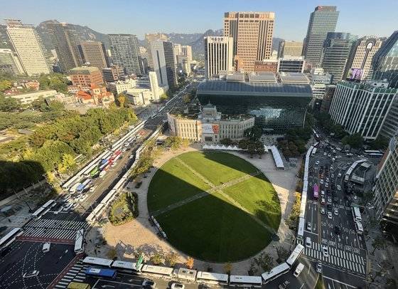 20일 오전 서울 광화문 광장 주변에 경찰 차벽이 설치돼 있다. 이날 전국민주노동조합총연맹(민주노총)이 서울을 비롯한 전국 14개 지역에서 대규모 총파업과 집회 개최한다. 경찰은 전국민주노동조합총연맹(민주노총) 총파업 집회(3만명 예상)를 대비해 서울 도심 곳곳을 틀어막는 밀폐 차벽을 설치하기로 했다. 이를 위해 경찰 경비인력 1만여명을 투입한다. 뉴스1