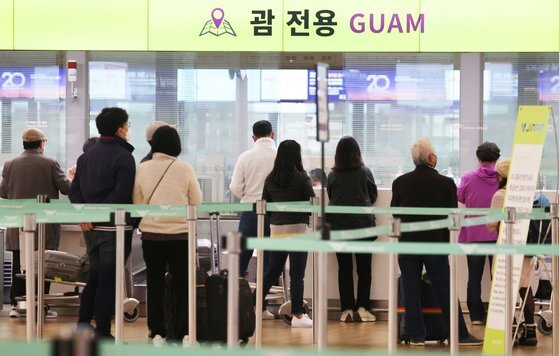 19일 오전 인천국제공항 체크인 카운터에서 탑승객들이 수속을 밟고 있다. 연합뉴스