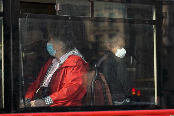 19일(현지시간) 영국 런던의 한 버스 안 풍경. 승객들이 마스크를 쓰고 좌석에 앉아 있다.[AP=연합뉴스]
