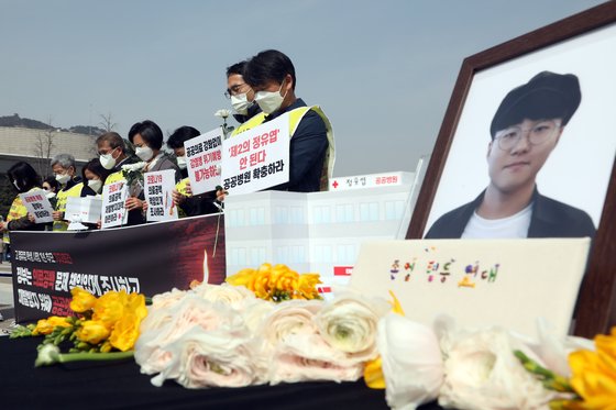 참여연대 등 보건·의료·시민사회 단체 회원들이 3월 18일 오전 서울 청와대 분수대 앞에서 열린 '故 정유엽 학생 사망 1주기 추모 기자회견'에서 묵념을 하고 있다. 뉴스1