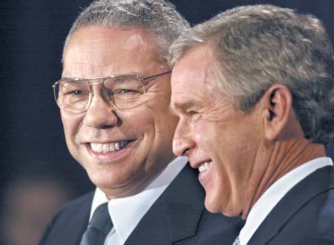 2000년 12월 콜린 파월 전 미 국무장관이 조지 W 부시 대통령 당선인으로부터 국무장관 지명을 받은 뒤 활짝 웃고 있다. [중앙포토]