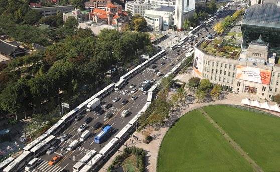 전국민주노동조합총연맹(민주노총)이 서울을 비롯한 전국?14개 지역에서 대규모 총파업과 집회 개최를 예고한?20일 서울 광화문과 세종대로 주변에 경찰 버스 차벽이 설치돼 있다. 김상선 기자