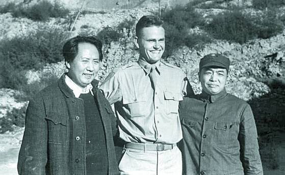 중일전쟁 시절, 중공의 항일근거지 옌안(延安)에는 미군들이 상주했다. 마오쩌둥과 펑더화이(오른쪽)와도 자주 어울렸다. [사진 김명호]