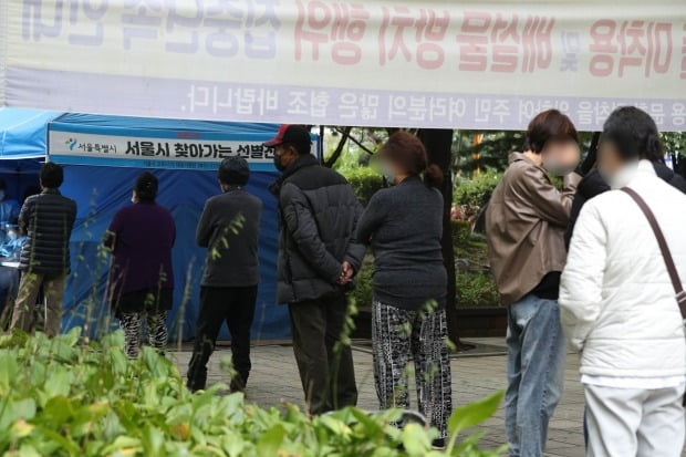 서울 영등포구 중마루공원에 마련된 찾아가는 선별진료소에서 전통시장 상인 등 시민들이 검사를 받기 위해 줄을 서있다. /사진=뉴스1
