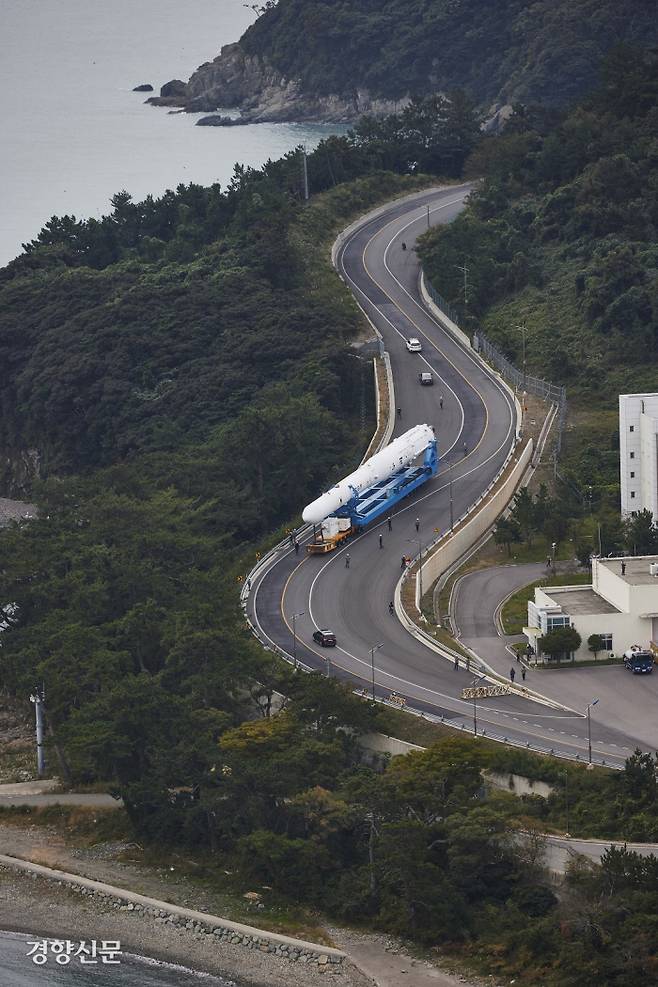 나로우주센터 제2발사대를 향해 비탈을 오르는 누리호. 한국항공주연구원 제공