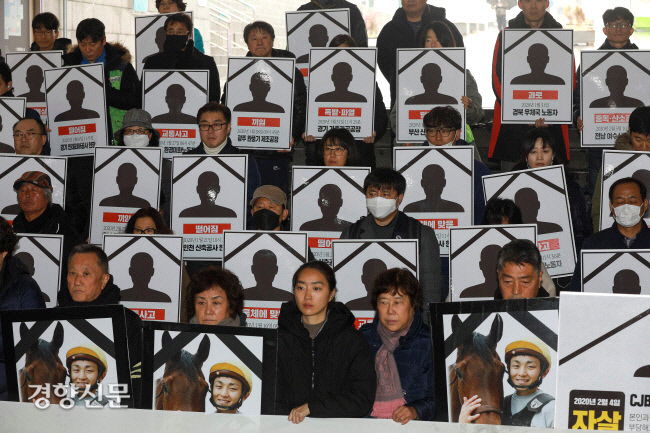 지난해 2월12일 서울 광화문광장 인근에서 열린 ‘죽음을 멈추는 2.22희망버스 출발 및 종합계획발표 기자회견’도중 참석자들이 산업재해로 사망한 노동자들의 영정피켓을 들고 있다. 우철훈 선임기자