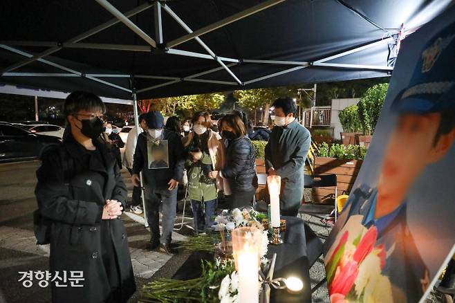 서울 용산 국방부 청사 앞에 마련된 이예람 중사의 추모 분향소를 찾은 시민들이 20일 줄 지어 서서 고인을 조문하고 있다. 한수빈 기자 subinhann@kyunghyang.com