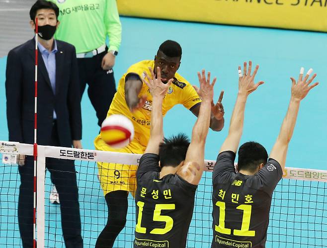 KB손해보험 노우모리 케이타가 20일 경기 의정부체육관에서 열린 현대캐피탈전에서 힘껏 스파이크를 때리고 있다. 연합뉴스