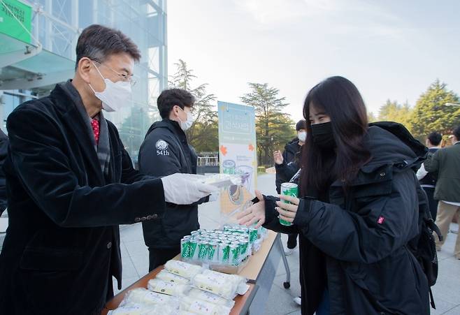 영남대 최외출 총장과 총학생회가 중간시험 첫 날인 20일 아침 간식을 나눠주고 있다. (영남대 제공) 2021.10.20