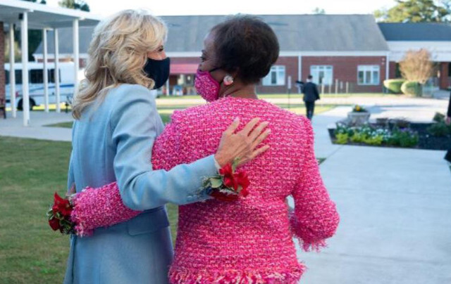 질 바이든(왼쪽) 여사가 17일(현지시간) 미국 사우스캐롤라이나주 브루클랜드침례교회를 방문해 로빈 잭슨 사모와 반갑게 인사하고 있다. 인스타그램 캡처