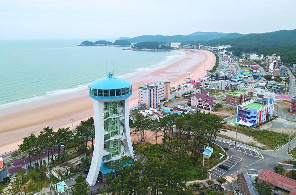 만리포 전망타워 너머로 펼쳐진 만리포해수욕장.