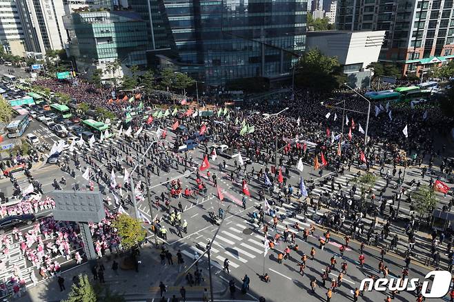 10.20 총파업에 돌입한 민주노총 조합원들이 20일 서울 서대문사거리로 행진하고 있다. / 사진 = 뉴스1
