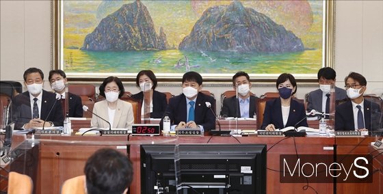조성욱 공정거래위원장(왼쪽에서 두 번째)이 20일 열린 국회 정무위원회 국정감사에서 "해운사들 담합은 원칙대로 처리할 것"이라고 밝혔다. /사진=장동규 기자